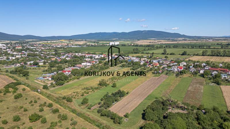Das Panorama von Sečovce bietet Baugrundstücke umgeben von malerischer Natur und Feldern.