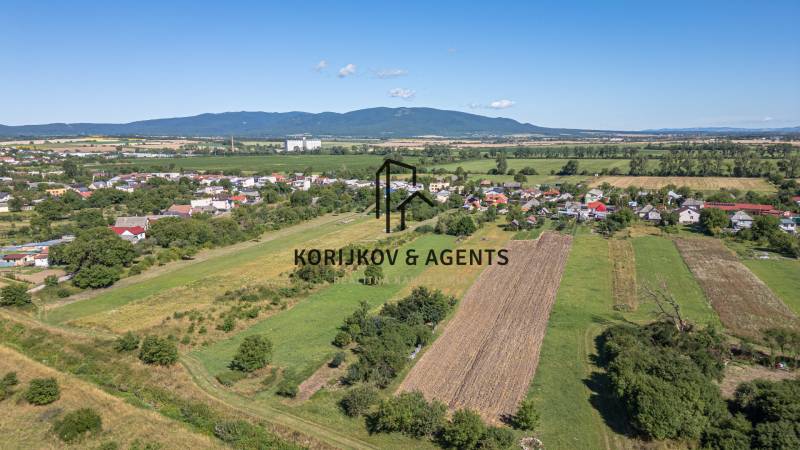 Luftaufnahme von Grundstücken in Sečovce, Wohnbaugrundstücke, umgeben von Natur und Häusern.