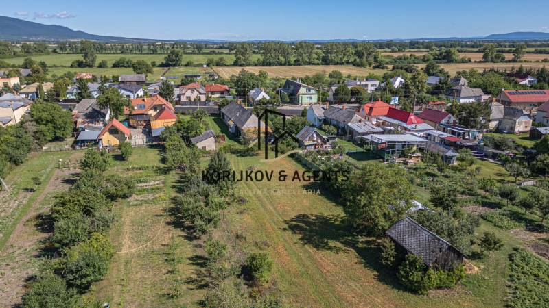 Luftaufnahme von Grundstücken - Wohnen in Sečovce, umgeben von Grünflächen und verstreuten Häusern.