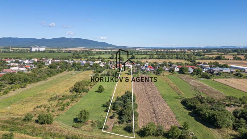 Luftaufnahme von Grundstücken - Wohnen in Sečovce mit Blick auf die umliegenden Felder.