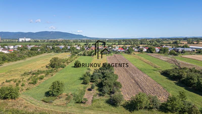 Luftaufnahme von Wohnbaugrundstücken in Sečovce mit Umgebung und Natur.