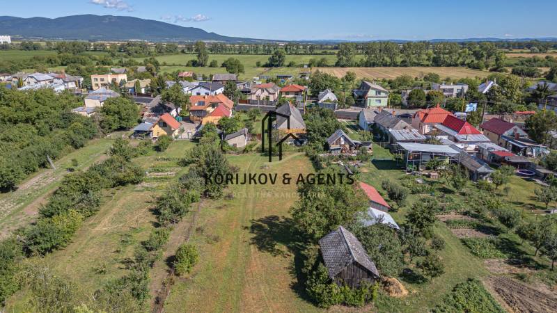 Luftaufnahme von Gemeindeland für Wohnzwecke in Sečovce, umgeben von Grünflächen und Häusern.