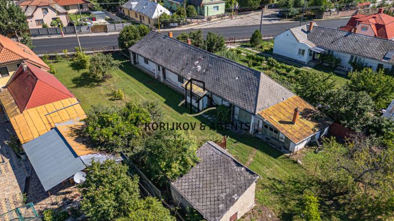 Einfamilienhäuser in Sečovce, Grundstücke - Wohnen mit Garten und gepflegter Umgebung.