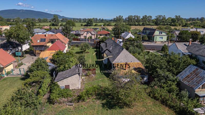 Einfamilienhäuser und Gärten in Sečovce, Grundstücke - Wohnen, umgeben von Natur und ländlicher Umgebung.