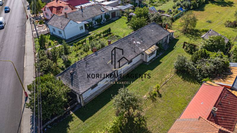 Luftaufnahme von Haus und Garten in Sečovce, Grundstücke - Wohnen an der Straße.