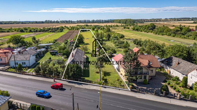 Luftaufnahme von Grundstücken - Wohnen in Sečovce mit Einfamilienhäusern und Natur.