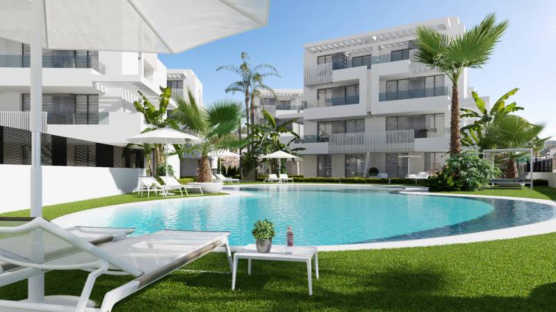 Ein Pool, umgeben von Liegestühlen und Palmen, bei einer 3-Zimmer-Wohnung in der Santa Rosalia Lake Straße.