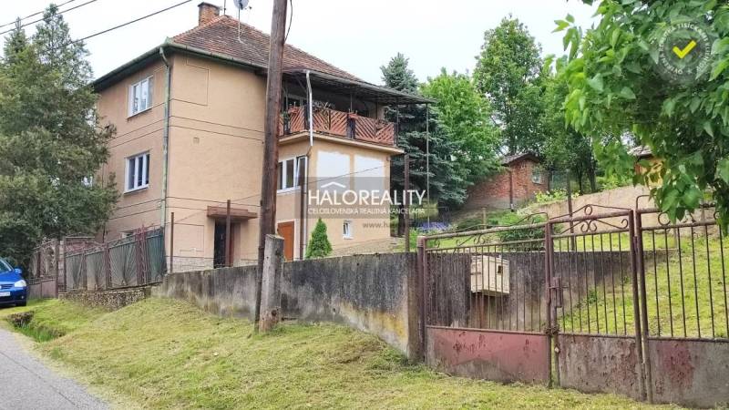 Ein Einfamilienhaus in České Brezové mit großem Garten, Umzäunung und Veranda.