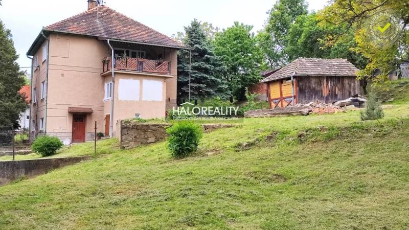 Ein Einfamilienhaus in České Brezová mit einem gepflegten Garten und einem Holzvorbau im Hintergrund.