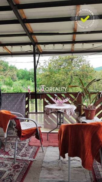 Der Balkon eines Einfamilienhauses in Český Brezov, Sitzgelegenheit und Blick ins Grüne.