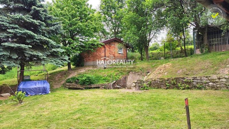 Der Garten beim Einfamilienhaus in České Brezové mit einem Pavillon und Bäumen auf der Rasenfläche.