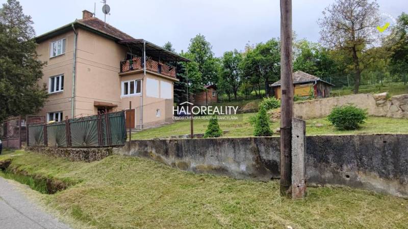 Ein Einfamilienhaus in České Brezové mit Garten und schöner Natur im Hintergrund.