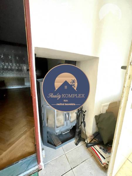 Interieur eines Einfamilienhauses mit Kamin und Zubehör zum Heizen.