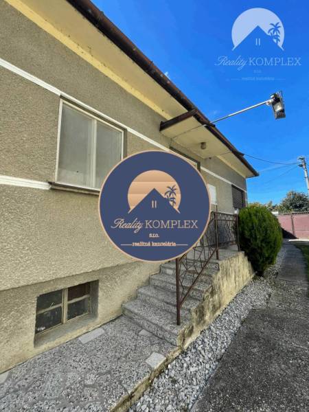 Ein Einfamilienhaus in Veľké Blahovo mit einer Eingangstreppe und einem seitlichen Gehweg.