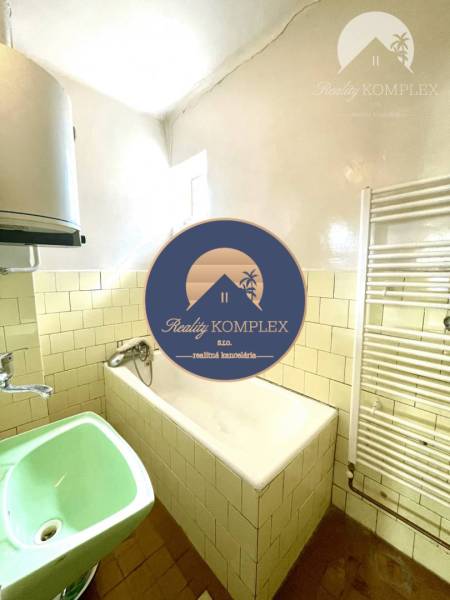 Badezimmer im Einfamilienhaus mit Badewanne und Waschbecken im Einfamilienhaus.