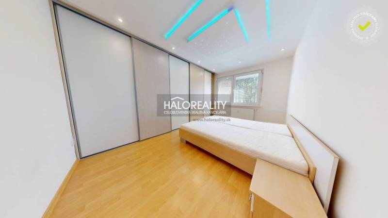 Helles Schlafzimmer in einer 4-Zimmer-Wohnung mit Holzboden und Einbauschrank.