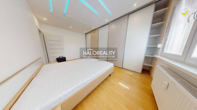 Schlafzimmer in einer 4-Zimmer-Wohnung mit Einbauschränken und Deckenbeleuchtung.