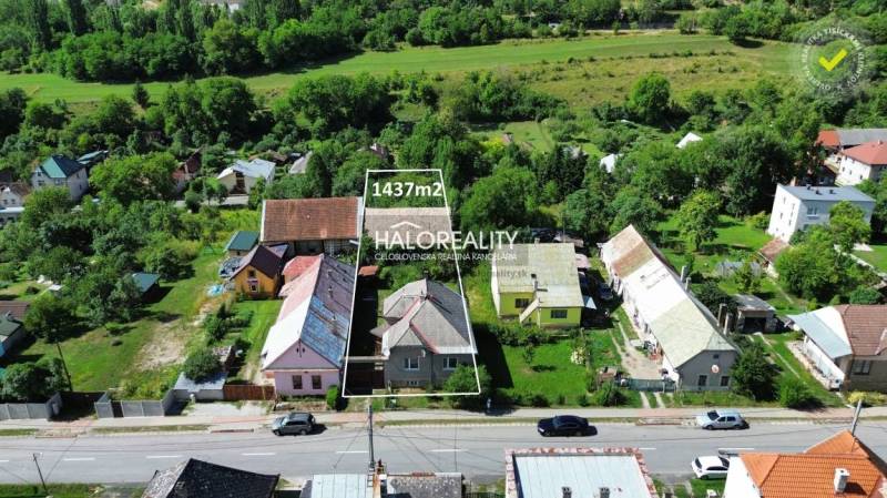 Luftaufnahme eines Einfamilienhauses in Tisovec mit einem Grundstück von 1437 m².