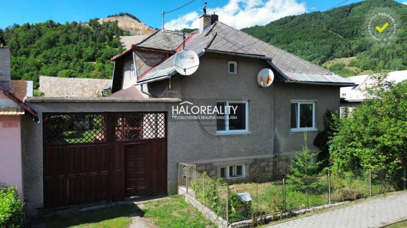 Ein Einfamilienhaus in Tisovec, umgeben von Natur, mit Satellitenschüsseln auf dem Dach.
