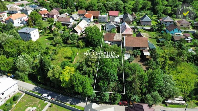 Luftaufnahme des bebauten Gebiets in Tisovec mit sichtbarem Einfamilienhaus und Grundstück.