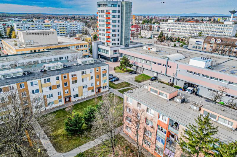 Blick auf Wohnhäuser und Umgebung in der Zornička-Straße in Galanta.