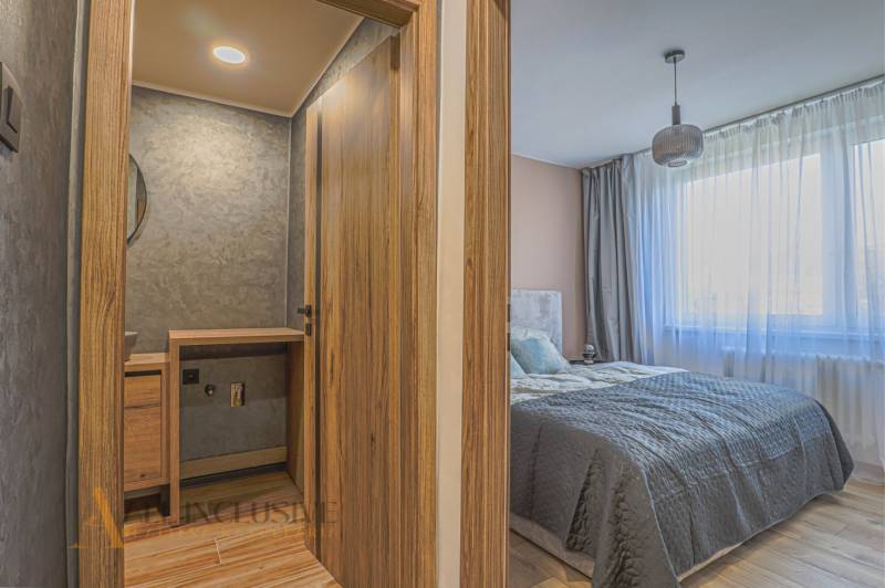 Schlafzimmer und Badezimmer in einer 3-Zimmer-Wohnung mit hölzernen Eingangstüren.