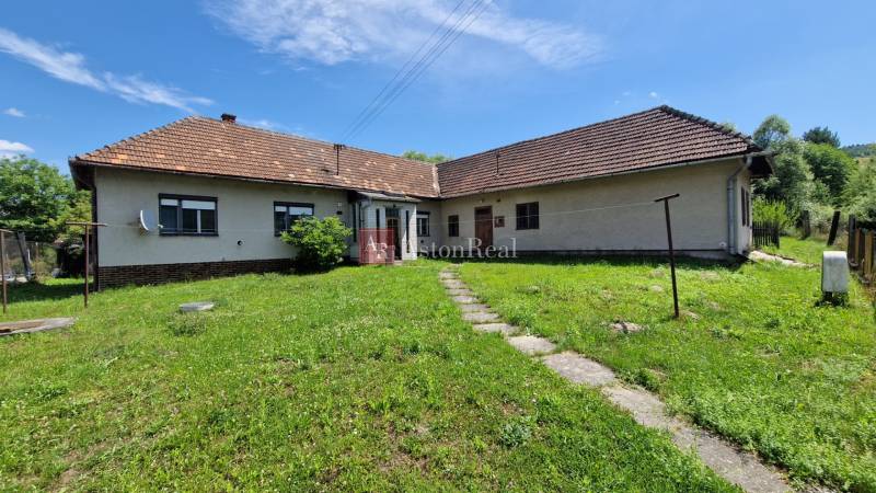 Ein Einfamilienhaus in Mníšek nad Hnilcom mit einem weitläufigen Garten und einer Satellitenschüssel.