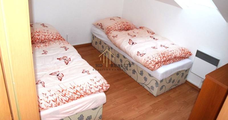 Kinderzimmer in einer 3-Zimmer-Wohnung mit zwei Betten und einfachem Holzboden.