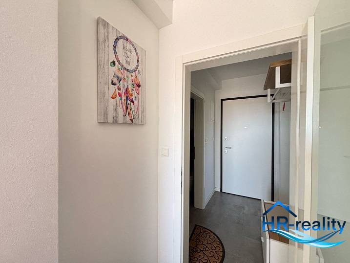 Eingangsflur in einer 2-Zimmer-Wohnung mit einem Bild eines Traumfängers an der Wand.