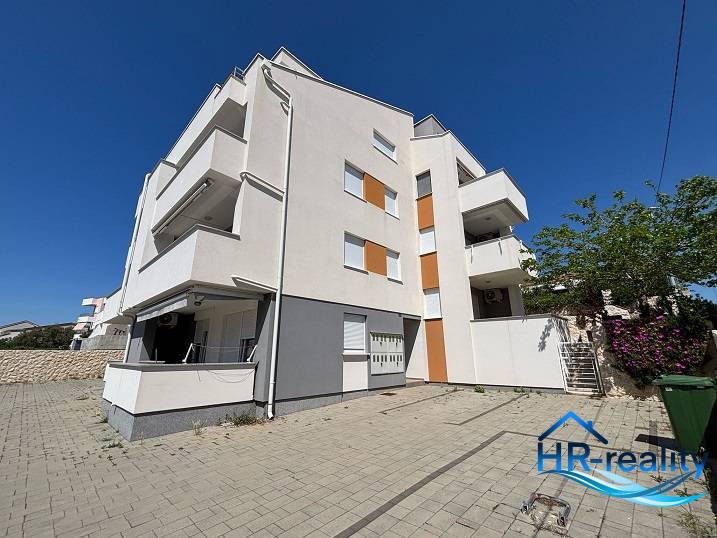 Wohnhaus mit 2-Zimmer-Wohnungen in der Stadt Novalja, mit geräumigem Parkplatz.