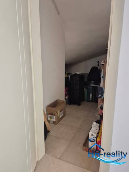 Stauraum in einer 2-Zimmer-Wohnung mit leicht schräger Decke, geeignet zur Lagerung.