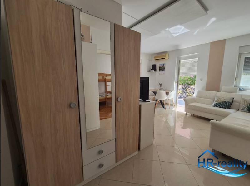 Interieur einer 2-Zimmer-Wohnung mit Wohnzimmer, Schränken und hellem Licht.