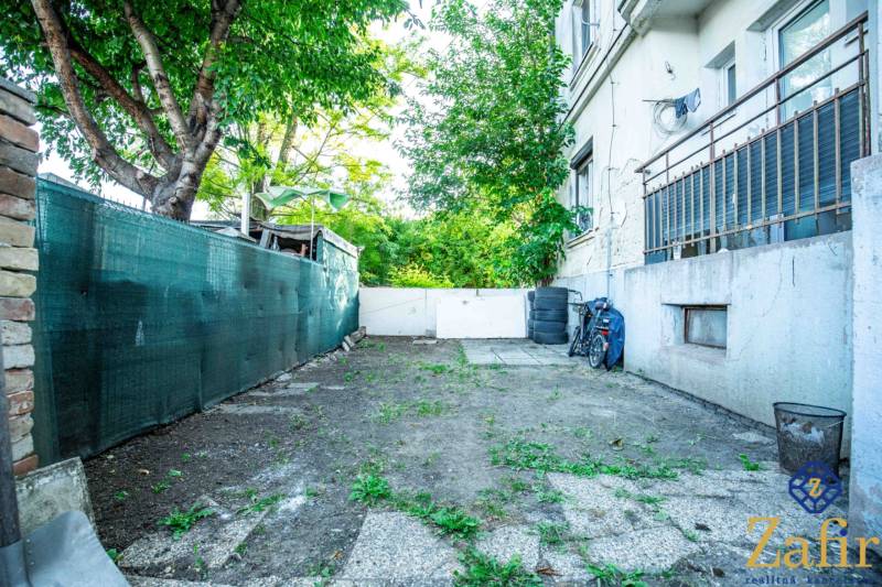 Hof bei einer 3-Zimmer-Wohnung in der Nobelova-Straße in Trnava mit Fahrrad und Bäumen.