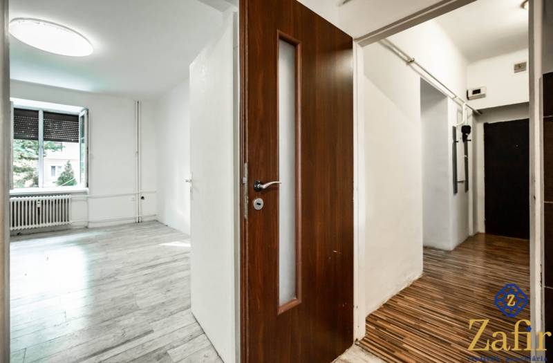 Innenraum einer 3-Zimmer-Wohnung mit Holztüren und hellem Boden.