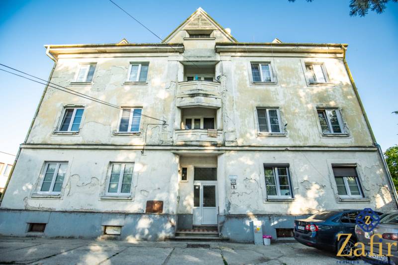 Die etwas abgenutzte Fassade des Wohnhauses in der Nobelstraße in Trnava.