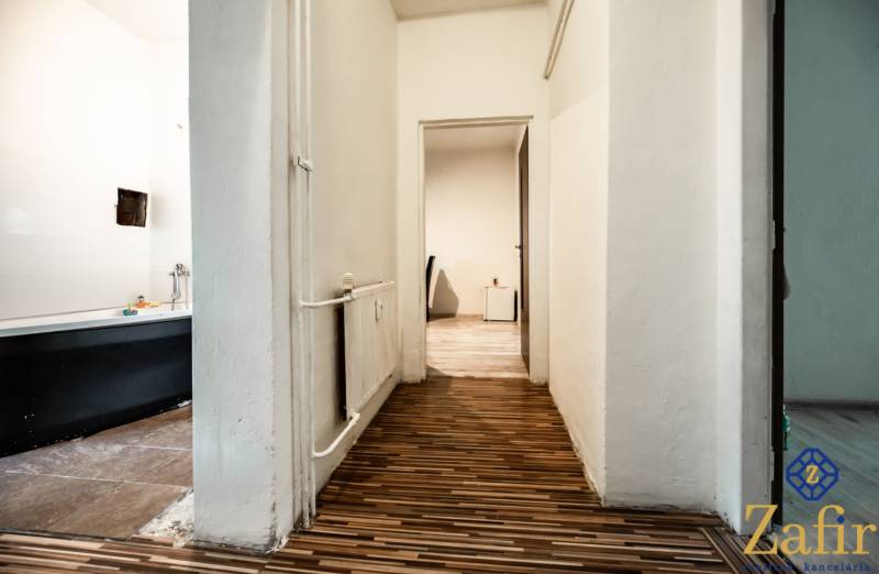 Flur in einer 3-Zimmer-Wohnung mit Blick auf das Badezimmer und das Zimmer.