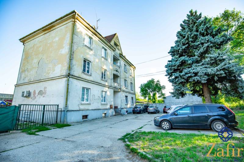 Außenansicht des Wohnhauses in der Nobelova-Straße in Trnava mit Parkplatz für eine 3-Zimmer-Wohnung.