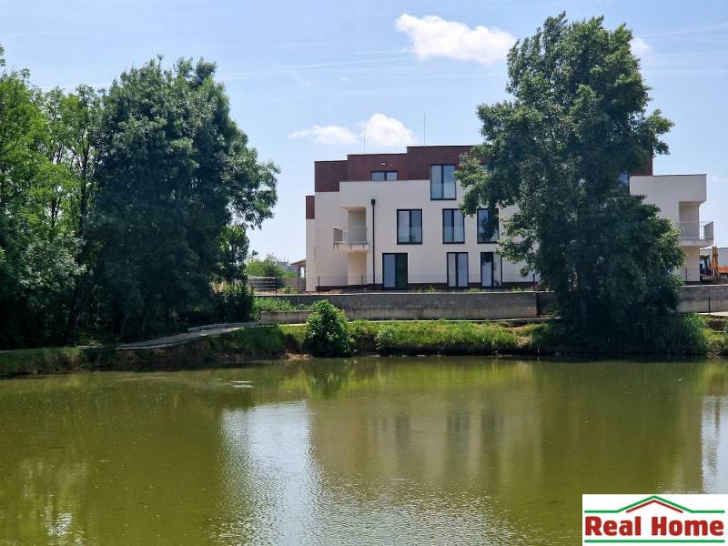 Blick auf den Neubau am See in der Vtáčia-Straße in Senec, 2-Zimmer-Wohnung.