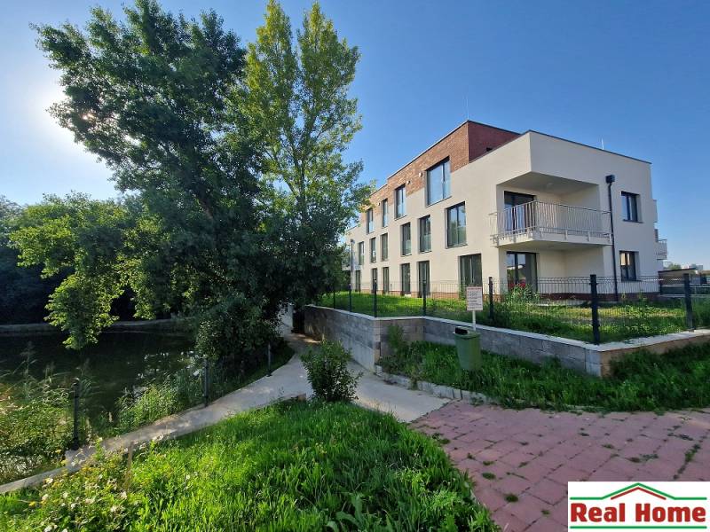 Ein Wohnhaus umgeben von Grün auf der Vtáčia-Straße in Senec, neben einer Wasserfläche.