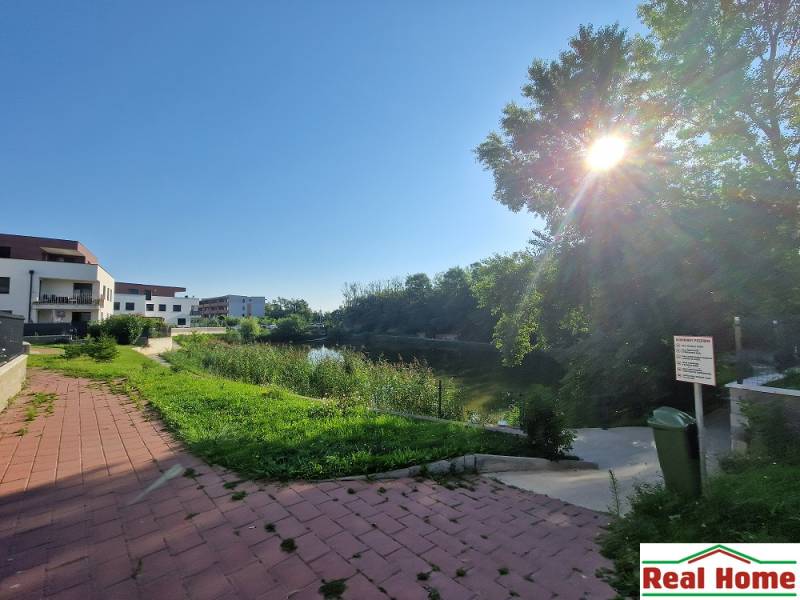 Ein Bild aus Senec von der Vogelstraße, wo sich ein See und Wohngebäude befinden.