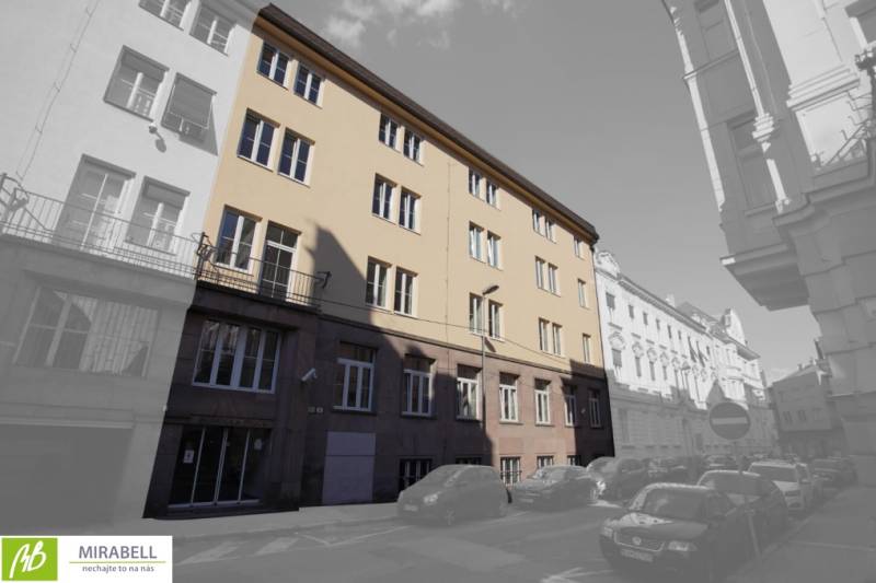 Das Gebäude in der Gunduličova-Straße in Bratislava - Altstadt, umgeben von Autos in einer Reihenbebauung.