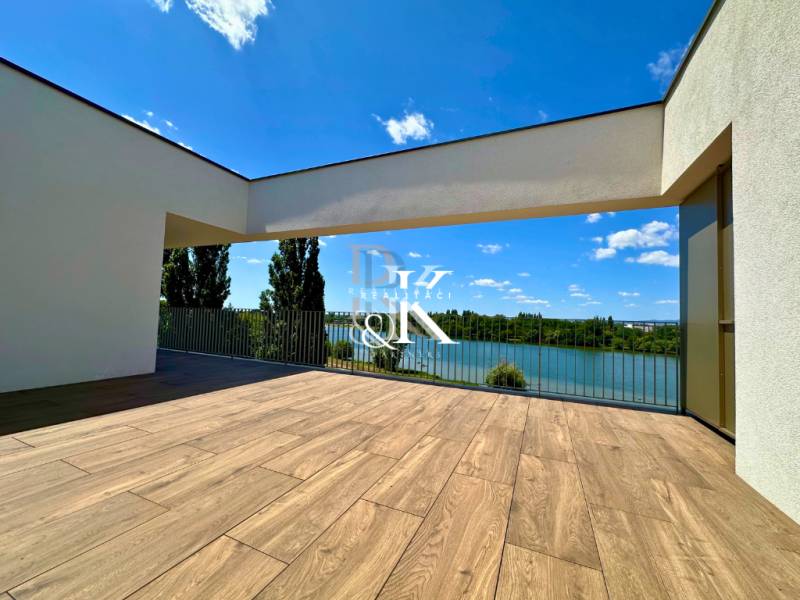 Terrasse mit Seeblick in Banka, ideal für eine 3-Zimmer-Wohnung.