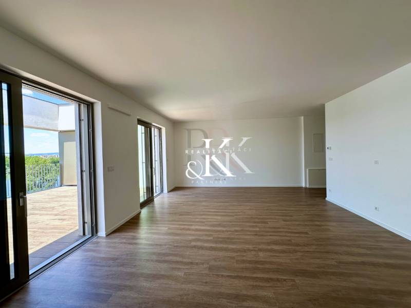 Geräumiges Zimmer mit Zugang zur Terrasse in einer 3-Zimmer-Wohnung.