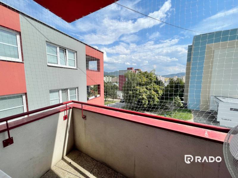 Der Balkon einer 2-Zimmer-Wohnung in der Gen. Svoboda Straße in Trenčín mit Blick auf die Umgebung.