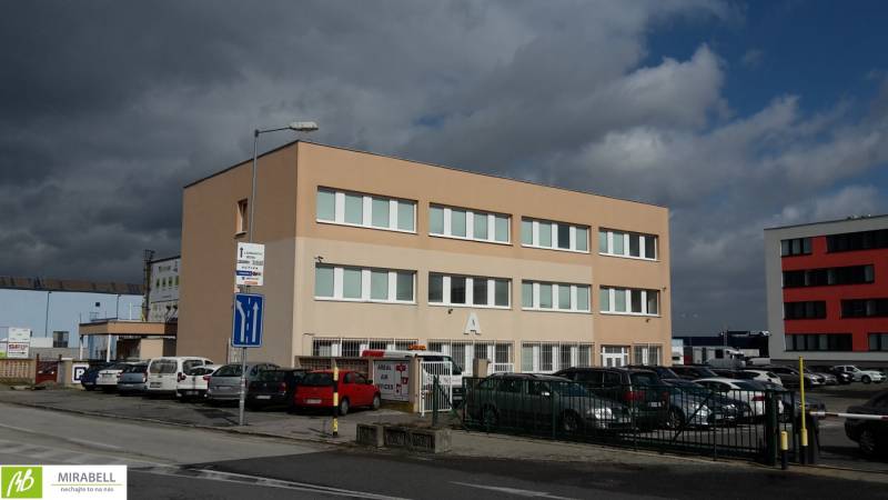 Ein Bürogebäude in der Pestovateľská Straße in Bratislava - Ružinov unter einem bewölkten Himmel.