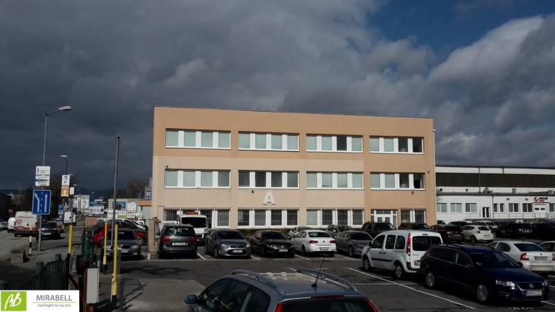 Bürogebäude, Parkplatz und Autos in der Pestovateľská-Straße in Bratislava - Ružinov.