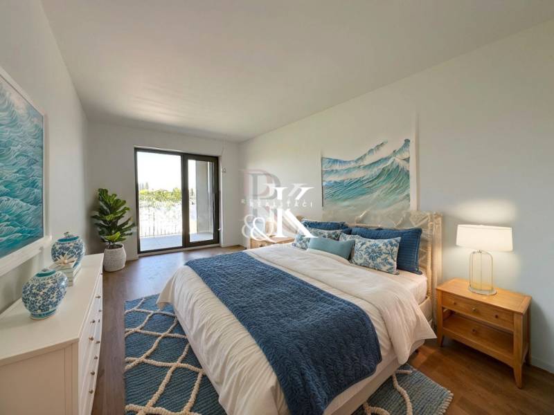 Ein Schlafzimmer in einer 2-Zimmer-Wohnung mit einem frischen Hauch von Blau und Weiß.