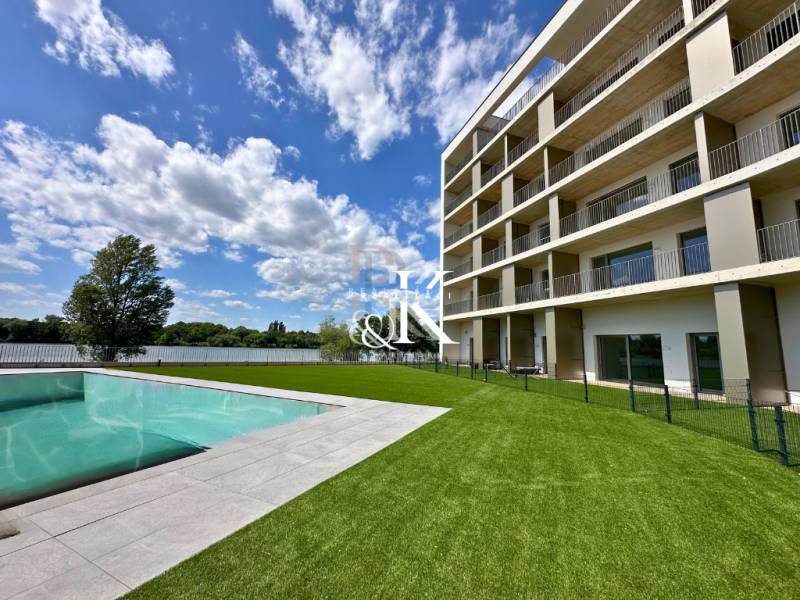Ein Gebäude mit Pool und gepflegtem Rasen am Wasser in Banka, ideale Lage.