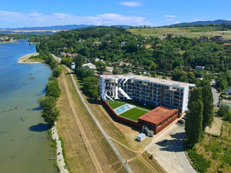 Luftaufnahme einer 3-Zimmer-Wohnung am Fluss in der Stadt Banka.