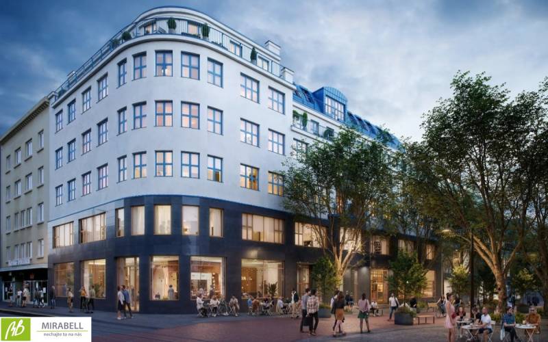 Gewerbeflächen in der Poštová-Straße in Bratislava - Altstadt mit Menschen auf dem Gehweg.